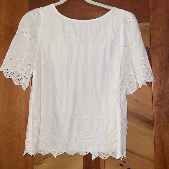 GAP Tops - GAP- Eyelet Scalloped Top